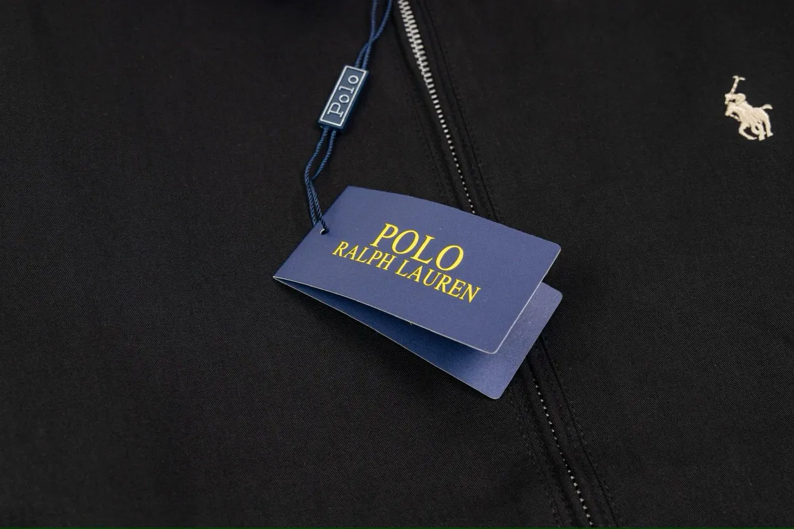 P300 model number: G317 Ralph Lauren's new 24ss classic embroidered logo lapel executive zipper jacket for both men and women. 1️⃣Selected from high-quality original developed pure cotton fabric, with customized plaid lining inside, the overall wear effect is very soft and comfortable. 2️⃣The workmanship details are perfectly controlled, with exquisite small logo embroidery on the chest, and the unique design style of splicing technology is used on the dropped shoulders to highlight your personality! The version is simple but not simple! 3️⃣ Complete with tag accessories, unisex design, and a very versatile jacket for men and women!  Color: black, navy blue, khaki Size: S, M, L, XL